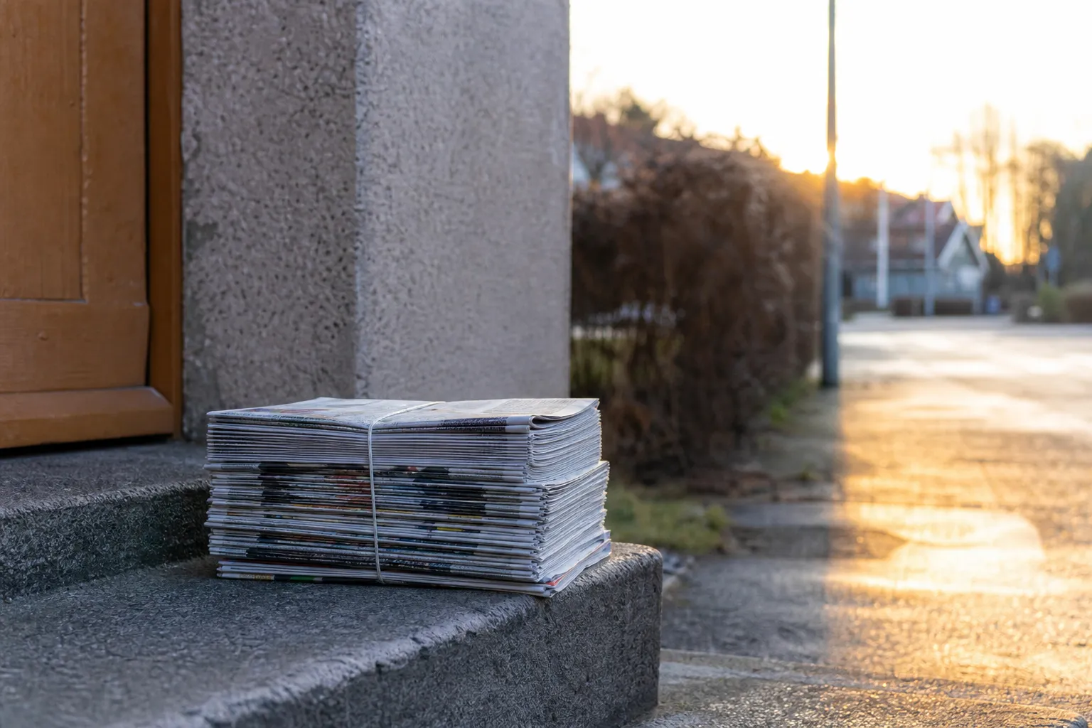 En papperstidning levererad i en brevlåda på morgonen
