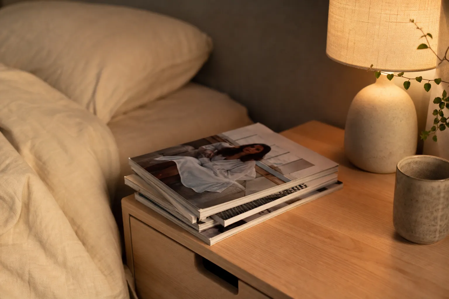 Uppslag ur en modetidning med säsongens kläder och accessoarer